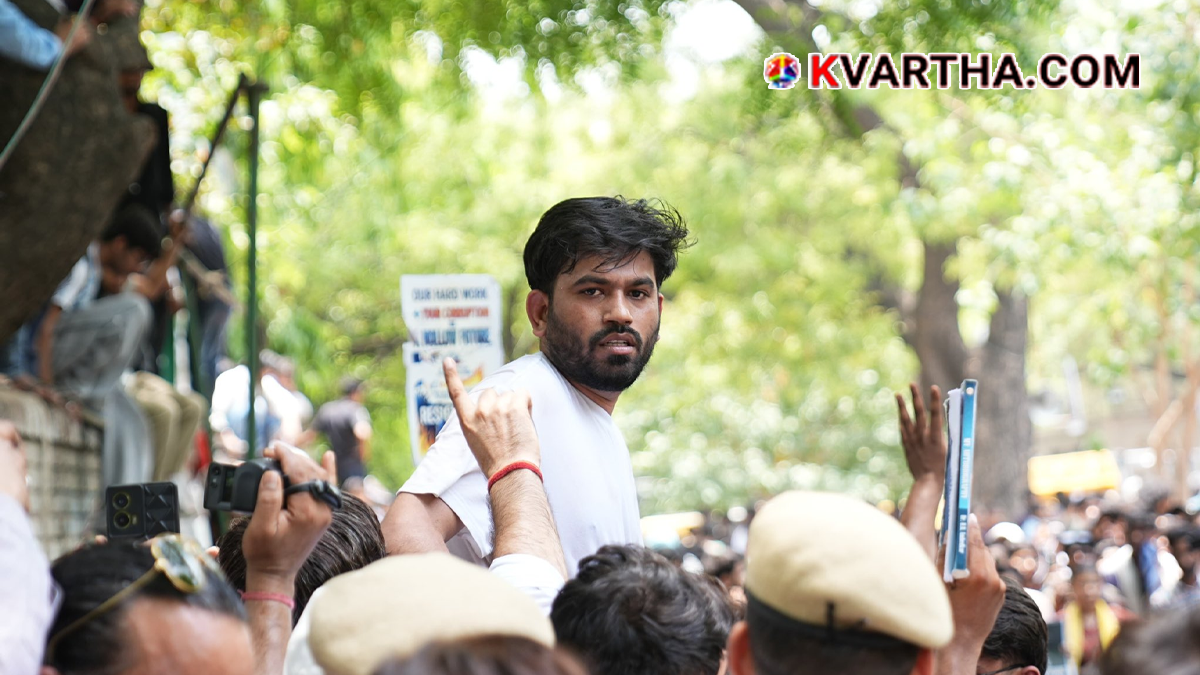 Conceptual image showing thousands of youths gathered at Jantar Mantar for the Cockroach Janata Party protest.