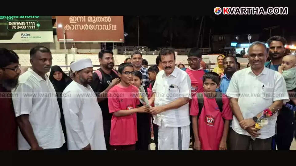 Kasaragod Blind School cricket team receiving warm welcome at railway station