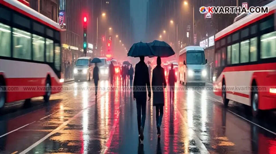 The heavy rainvisible under the streetlights,