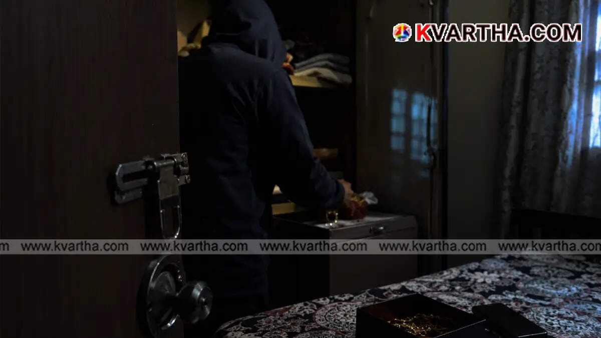  Conceptual image depicting a locked house and a theft attempt