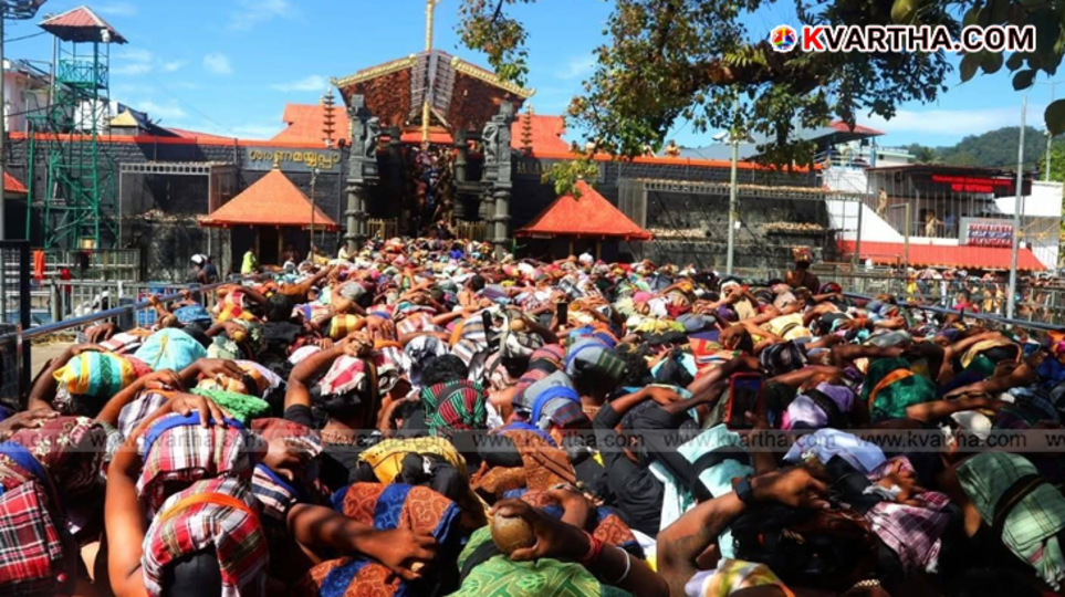 Pilgrims eating Annadanam sadya at Sabarimala.