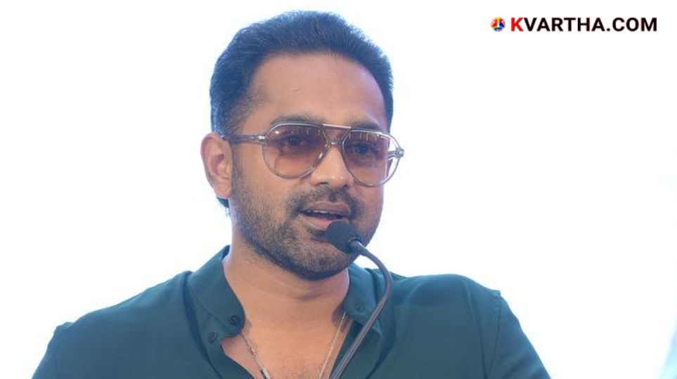 Actor Asif Ali speaking at an event