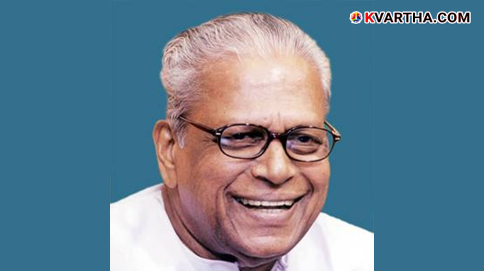 VS Achuthanandan giving a speech to a crowd
