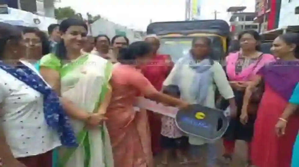 AAP women's section activists bought a new autorickshaw for Chitralekha, Kannur, News, Autorickshaw, Chitralekha, AAP, Kerala 