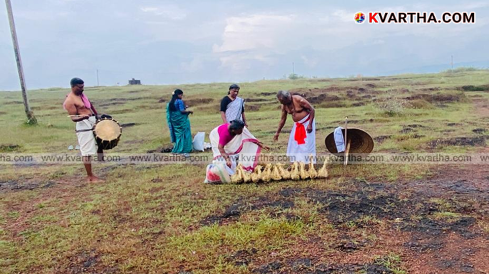 Traditional paddy offering at Madayikkavu temple