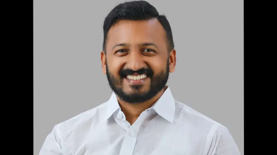 Rahul Mamkootathil Seeks Blessings from Umman Chandy