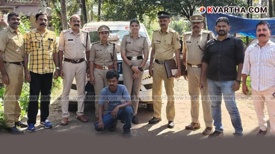 Excise officials with seized ganja packets in Kannur