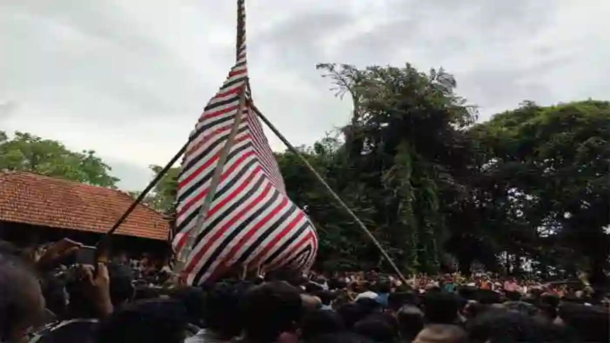 Kalarivatukkal Bhagavathy's hair fell down in the devotional atmosphere, Payyanur, News, Theyyam, Kalarivatukkal Bhagavathy, Hair, Devotional atmosphere, Kerala News