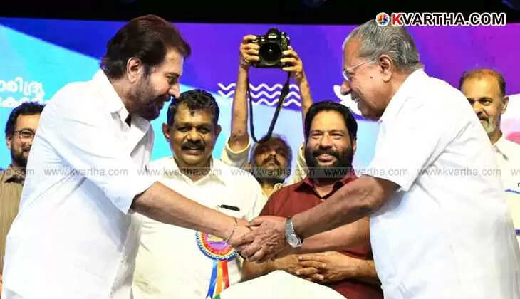 Actor Mammootty and CM Pinarayi Vijayan on stage.