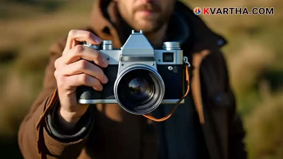  A symbolic photo of a photographer holding a camera.