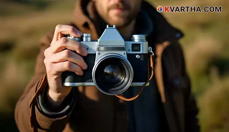A symbolic photo of a photographer holding a camera.