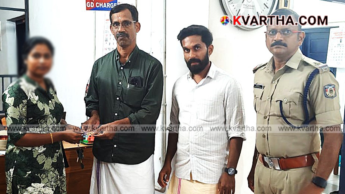 KP Surendran, the retired teacher, returning the gold chain.