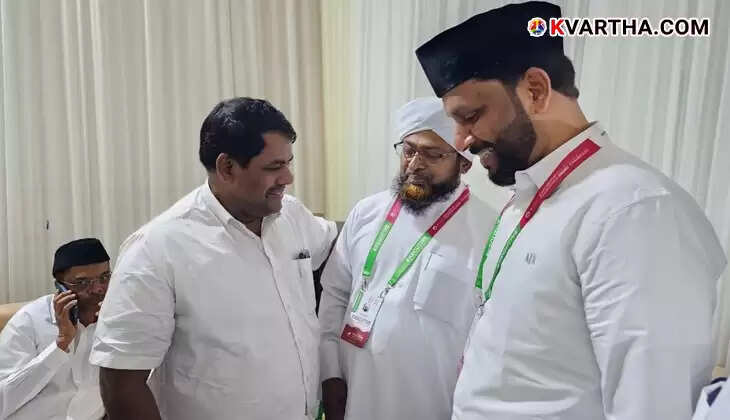 Welfare Party President Razak Paleri interacting with Samastha leaders at Kuniya conference.