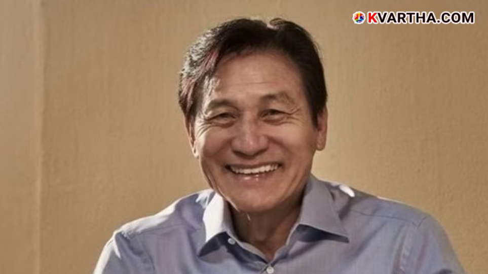  Legendary South Korean actor Ahn Sung-ki posing