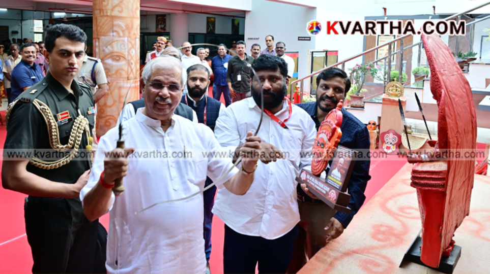  Governor Rajendra Vishwanath Arlekar inaugurating facilities at Kannur University.