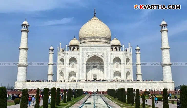 Taj Mahal dome undergoing repair work.