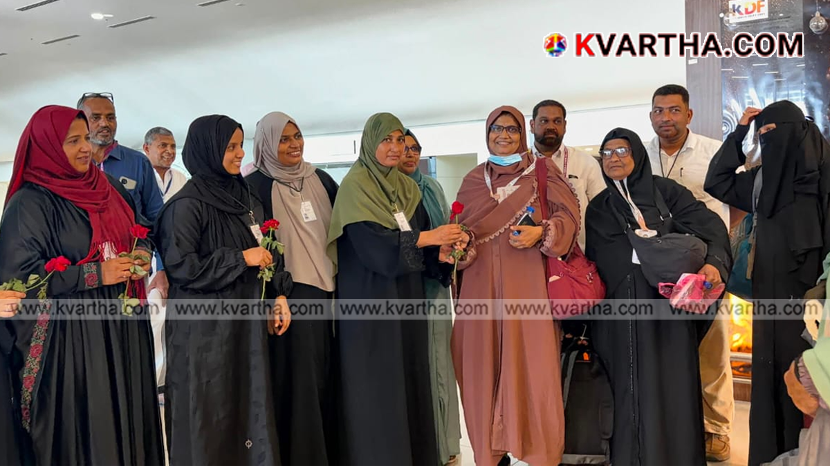 Women Hajis being welcomed at Kannur Airport