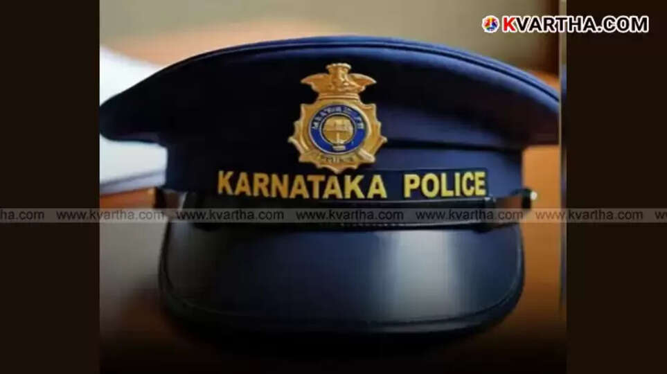 New navy blue peak cap.