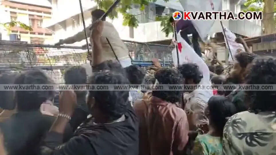  SFI activists gathered in front of the Kannur City Police Commissioner's office.