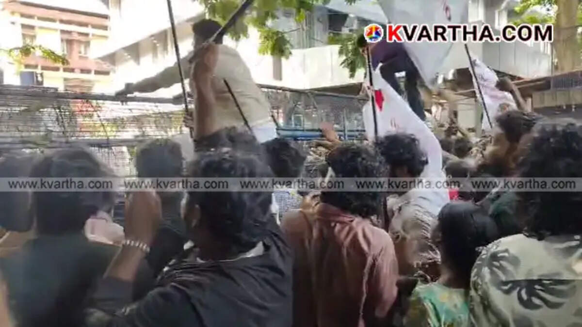  SFI activists gathered in front of the Kannur City Police Commissioner's office.
