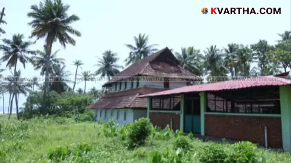 Entrance of the ancient Paravur Puthenpalli mosque in Kerala.