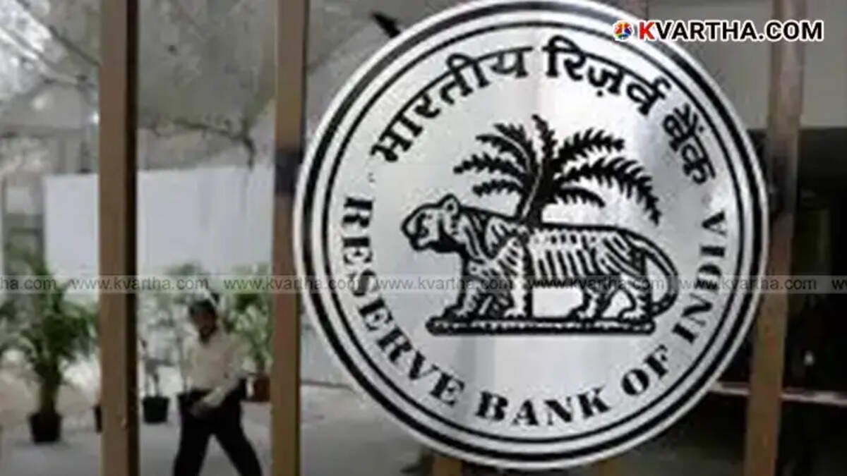 New ₹100, ₹200 currency notes from Reserve Bank featuring Governor Sanjay Malhotra's signature.