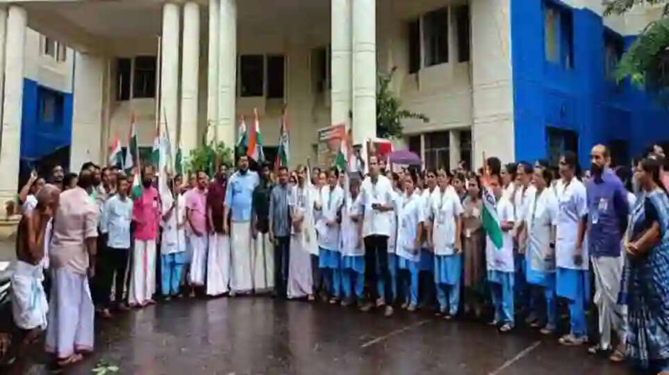 Opposition organizations staged a token strike against health department at Kannur Govt medical college, Kannur, News, Opposition organizations, Strike,  Health department, Kannur Govt medical college, Kerala News