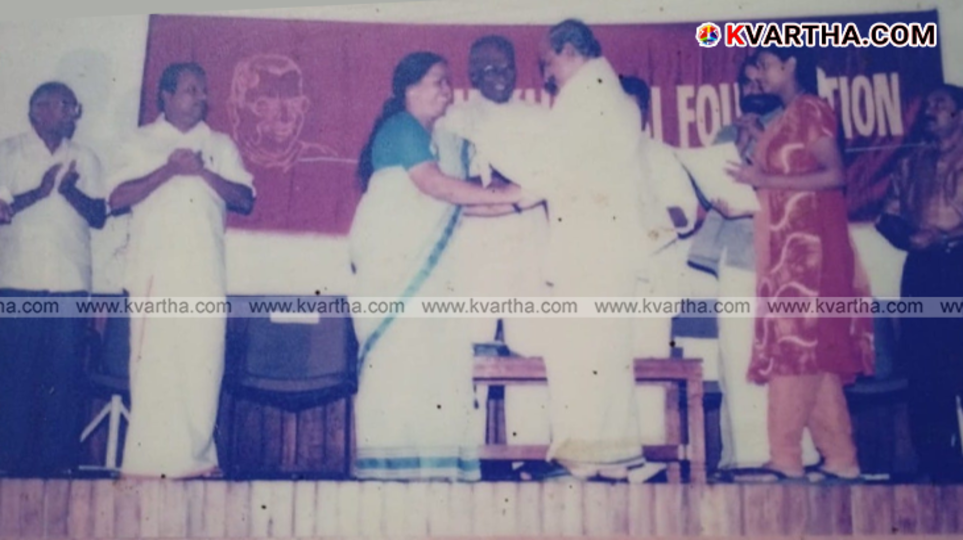 Kookkanam Rahman receiving the Thikkurissy Foundation Award from Minister PK Sreemathi