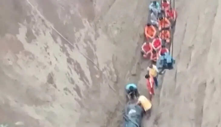  Happiness at the end of efforts: A two-and-a-half-year-old girl who fell into a tubewell was rescued