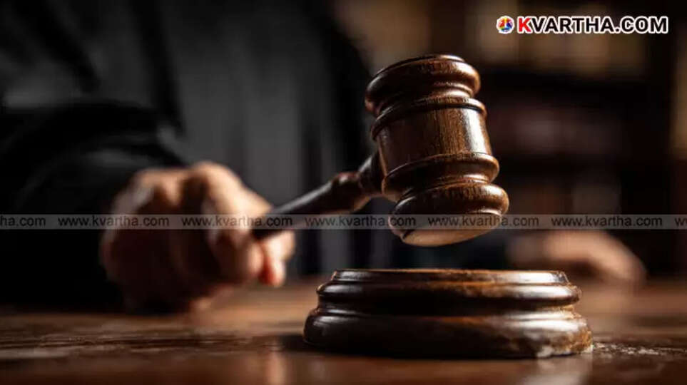 Image of wooden gavel striking the block symbolizes the court’s POCSO verdict sentencing a 73-year-old man.