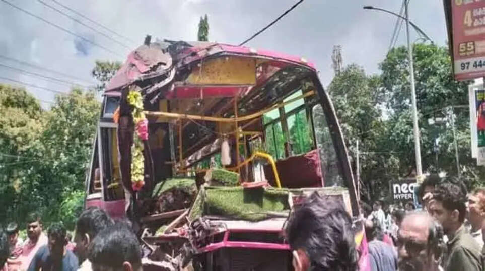 Bus accident, Thalipram, Kannur, Kerala, India, private bus, collision, injured, traffic, emergency services