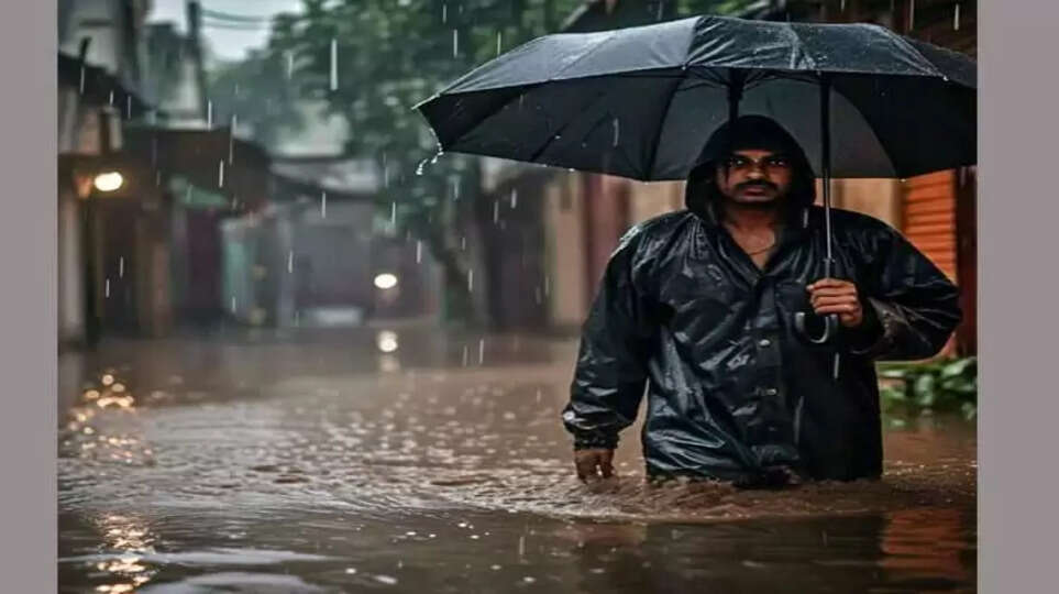 7 dead as heavy rain batters Delhi-NCR, schools shut, roads waterlogged, 7 Dead, Heavy Rain, Delhi-NCR, Schools Shut, Roads, Waterlogged.