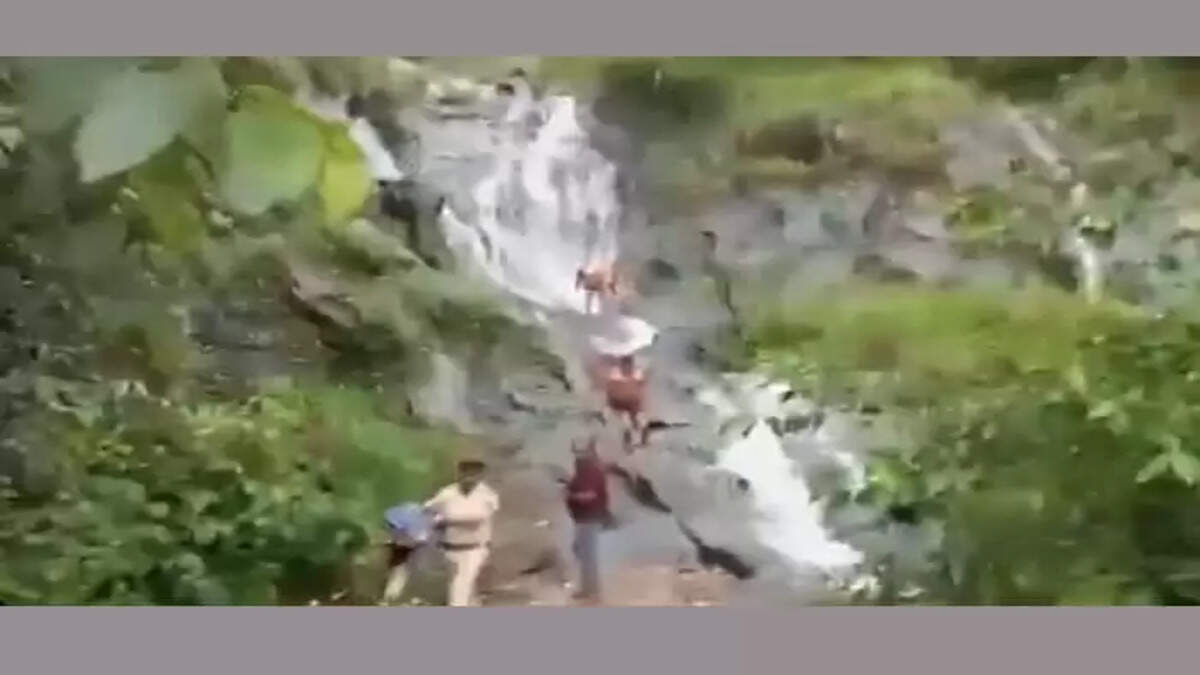 Karnataka Police Punishes Tourists By Confiscating Their Clothes For Defying Ban On Bathing In Waterfall,&nbsp;Karnataka, Police, Punishes, Tourists.