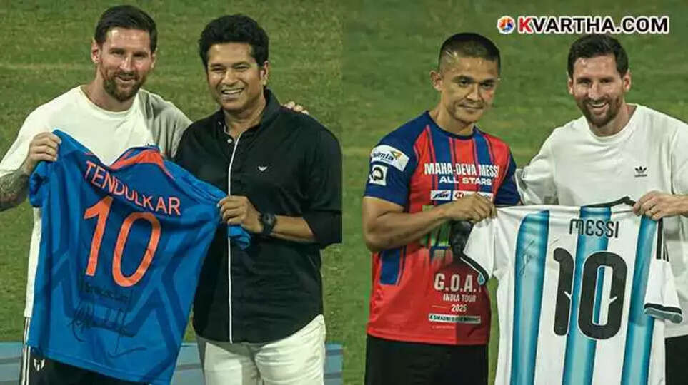 Sachin Tendulkar and Sunil Sunil Chhetri exchanging jersey with Lionel Messi at Wankhede Stadium