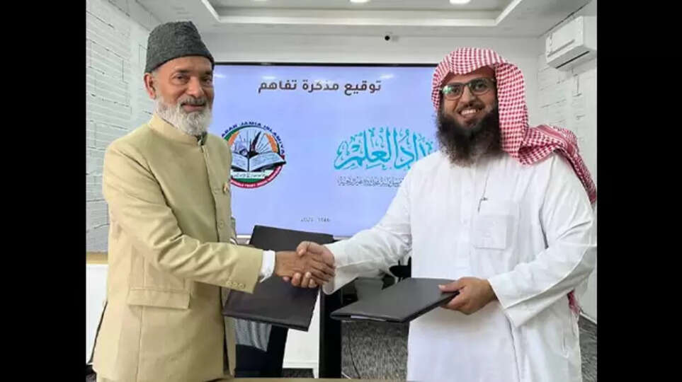 Malabar Edu City chairman and Saudi Arabian official signing agreement