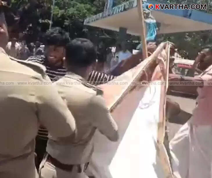 SFI activists protesting in Kannur.
