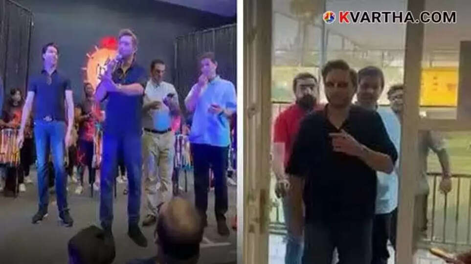 Shahid Afridi attending an alumni event, speaking on stage.