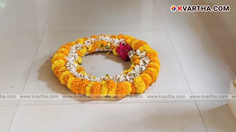 Symbolic image of a wreath placed in front of a house