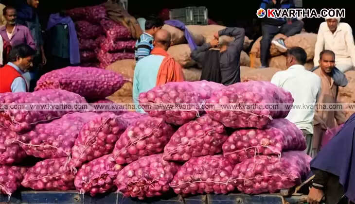  Fresh onions at a Karnataka APMC market indicating price drop due to surplus