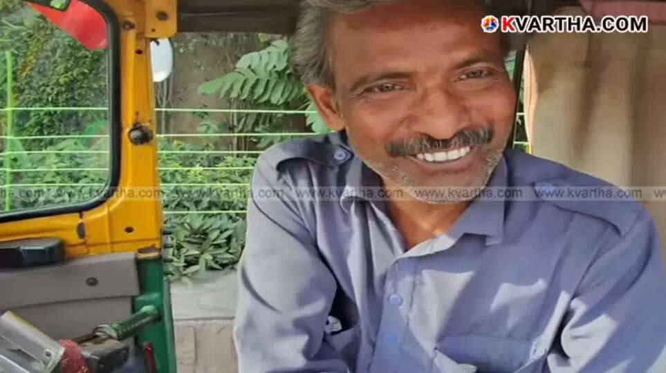 A heartwarming moment between a Delhi auto driver and a foreign tourist.