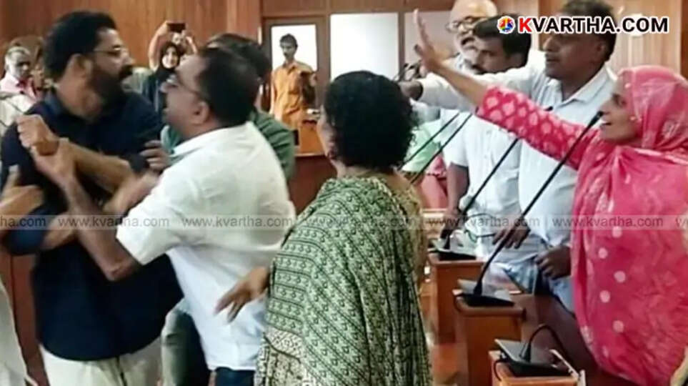 Heated argument among councilors at Taliparamba Municipal Council meeting.