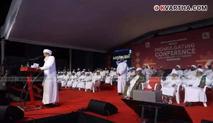 Kanthapuram AP Aboobacker Musliyar delivering a speech at the Kerala Muslim Jamaat event in Kozhikode beach.