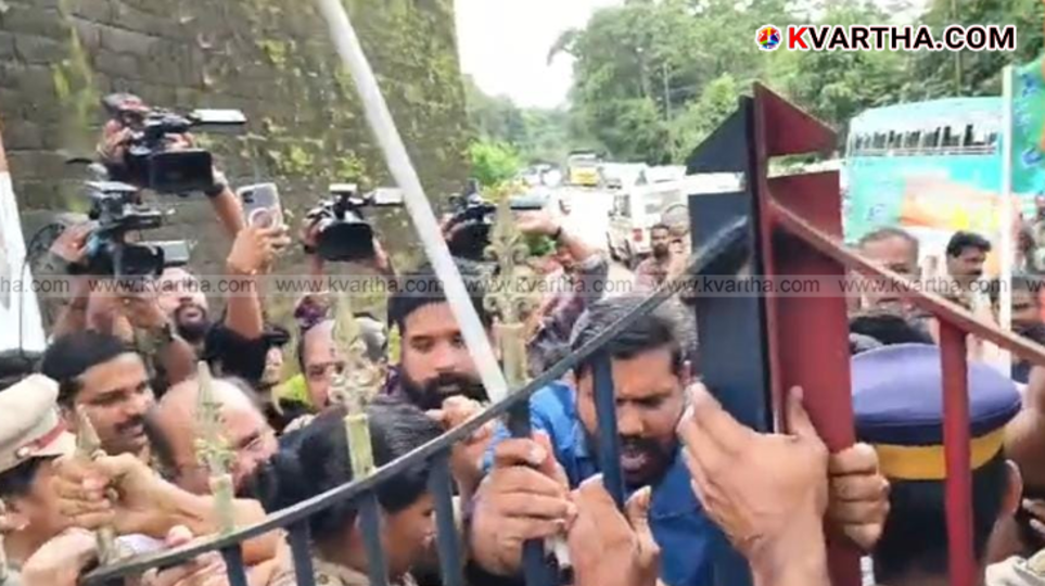 BJP protest march outside Kannur Central Jail.
