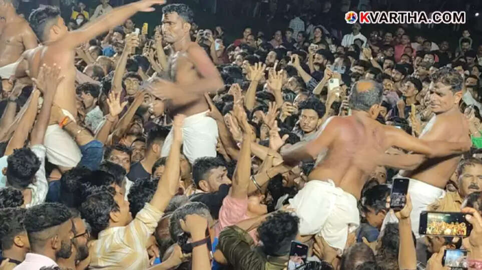 A scene from the Mavilakkavu Adi Utsavam with devotees and the 'fighting' groups.