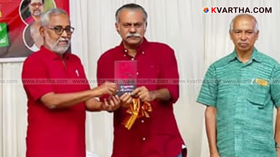  V. Kunjikrishnan addressing the crowd at Gandhi Park during his book launch.
