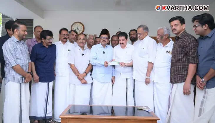 Former MLA Karat Razak receiving IUML membership from Panakkad Sadiqali Shihab Thangal.