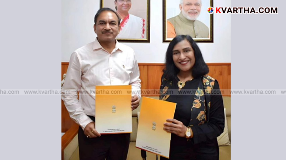 Officials from BSNL and India Post signing the MoU.