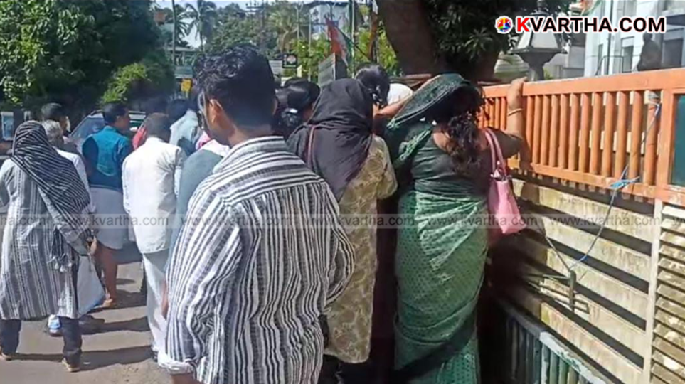 Investors of Chakkarakkal Building Society protesting in front of the DCC office in Kannur.