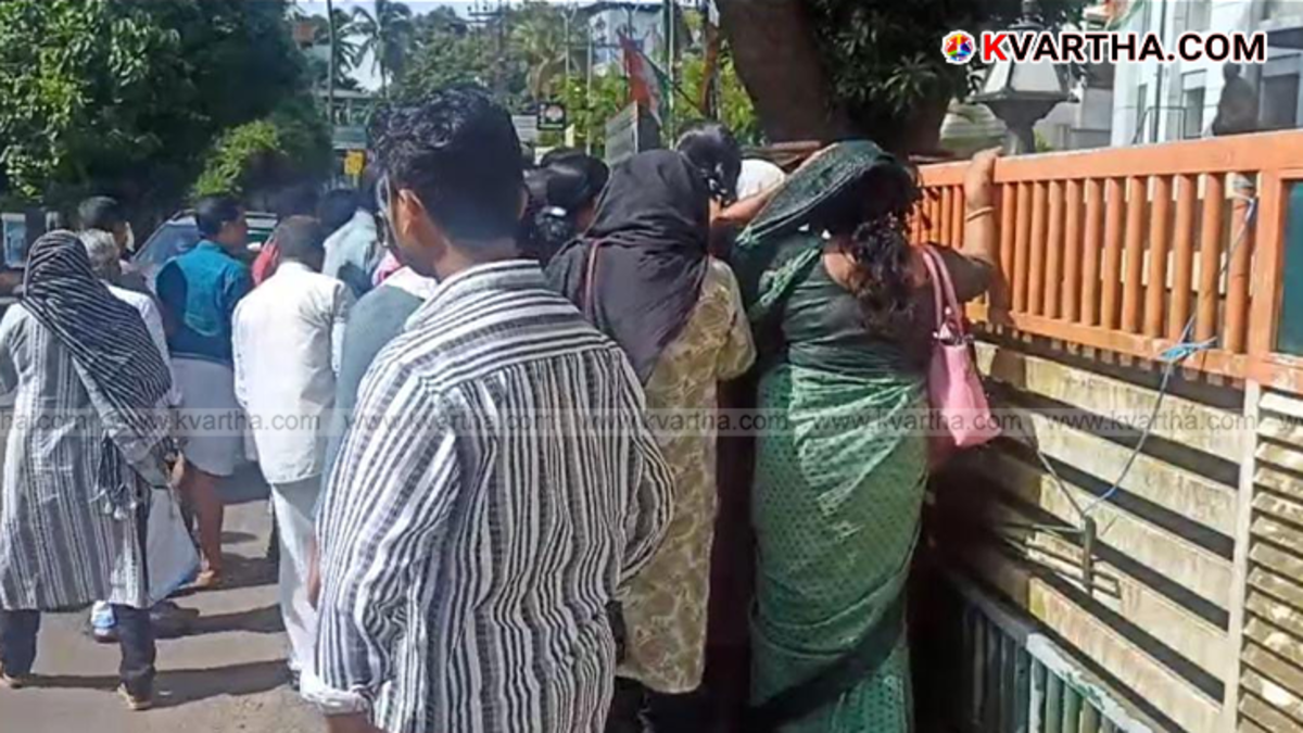 Investors of Chakkarakkal Building Society protesting in front of the DCC office in Kannur.