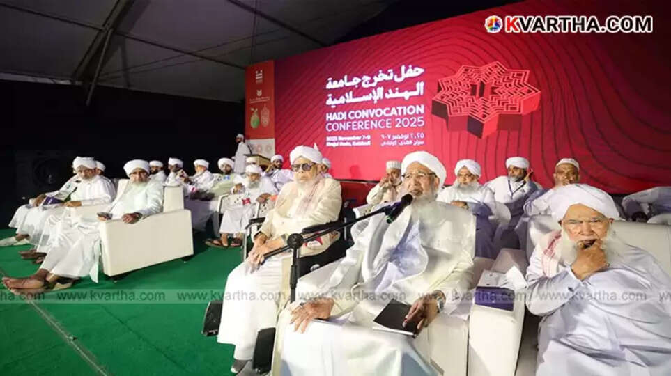 Kanthapuram AP Aboobacker Musliyar delivering a speech